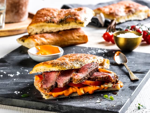 Skjær fileten i skiver og server den i focaccia sammen med sterk majones og tomatskiver.