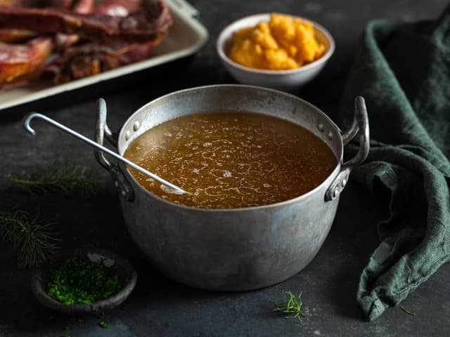 **Saus:** Bruk kokesjy rett fra kjelen. Denne smaker kjempegodt til både kjøttet og tilbehøret.