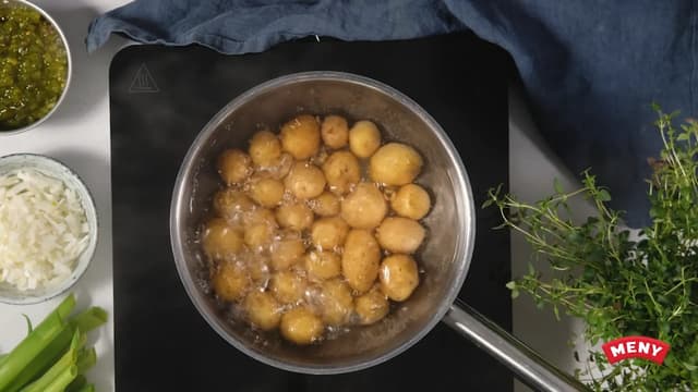 **Saltkokte poteter:** Ha potetene i en kjele. Dekk potetene med vann og ha i salt. Kok til potetene er møre.