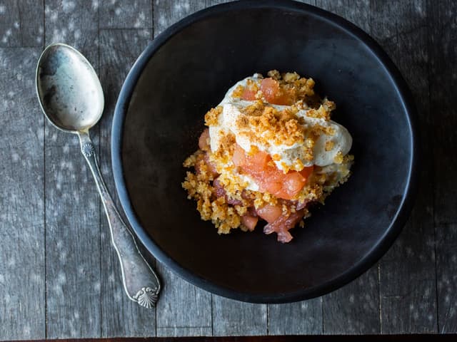 Tilslørte bondepiker med hjemmelaget eplemos