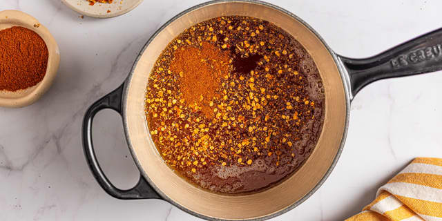 **Hot honey:** Lag hot honey ved å følge [denne oppskriften.](https://meny.no/oppskrifter/sauser-og-dressinger/dressinger/hot-honey/)