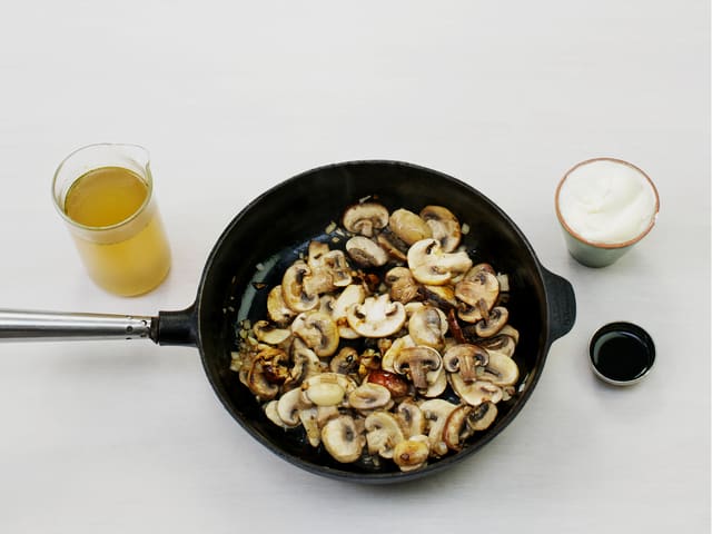Fres løk og sopp i olje til en stekepanne. Hell over kraft, crème fraîche og soyasaus. La småkoke i ca. 10 min. Smak til med salt og pepper, og server sammen med kylling og ris.