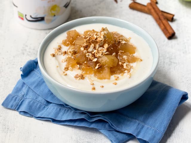 Yoghurt med eplemos, kanel og ristede havregryn