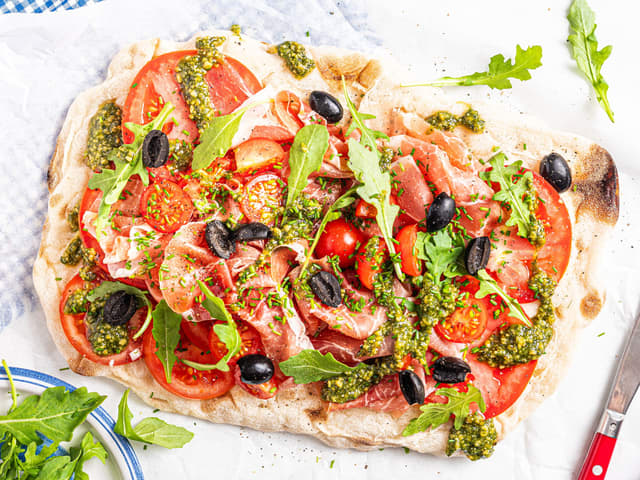 Pinsa med spekeskinke og pesto