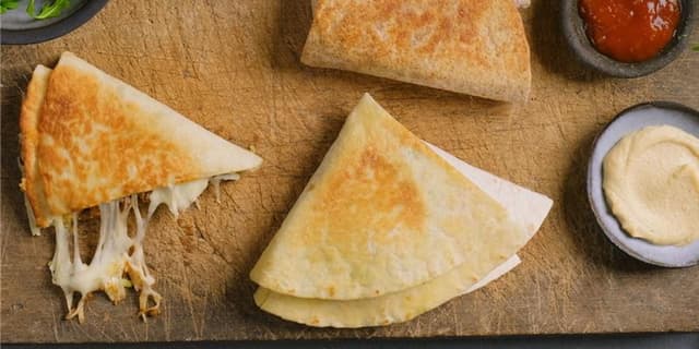 Stek de quesadillasene i litt olivenolje til de er gylne på begge sider, og osten har smeltet.
