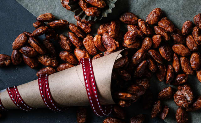 Hell mandlene utover brettet med bakepapir igjen og dra mandlene fra hverandre med to gafler hvis noen har festet seg sammen.
Avkjøl mandlene helt før de fylles over på pene glass eller i kremmerhus.