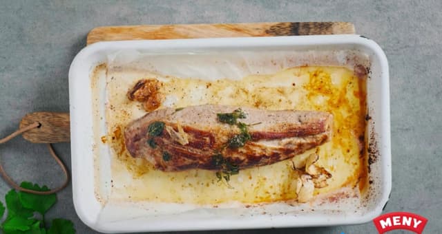 **Steke svinefilet:** Brun svinefileten i smør i en stekepanne til den er gyllen på alle sider. Stek kjøttet videre i ovnen på **180 grader til det har en kjernetemperatur på ca. 67 grader**. Dette tar ca. 20 minutter.