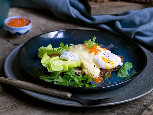 Toast med posjert egg og hollandaisesaus