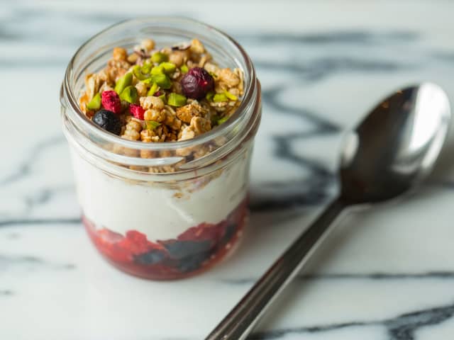 Yoghurt med rørte bær og granola