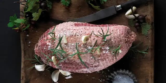**Lammelår:** Gni inn lammelåret med salt og pepper, og lag lommer i steken med en kniv. Del hvitløken i tynne båter, og stikk inn hvitløksbåter og rosmarinkvaster.