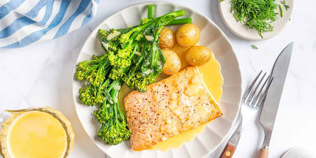 Når alt smøret er tilsatt og du har en fyldig smørsaus, kan du smake til med salt og pepper. Når du er fornøyd med smakene, er sausen klar til å serveres!