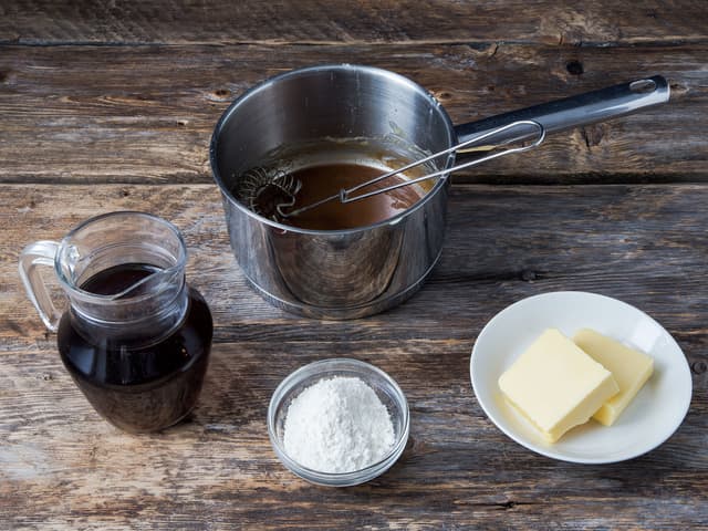 **Sjysaus:** Brun 2 ss smør i en kjele. Ha i melet og fres i 2 minutter. Ha i oksekraften og la koke i 5 minutter. Smak til sausen med salt og pepper.