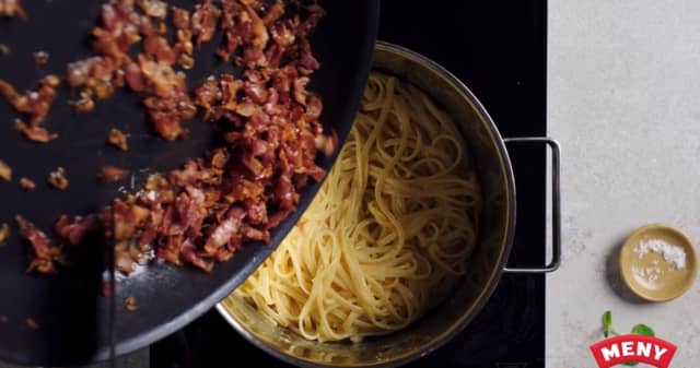Vend inn sprøstekt bacon og kyllingkjøtt. Smak til med salt og pepper. Ha over revet parmesan og servèr på et fat med bakte tomater, og gjerne en ekstra eggeplomme.