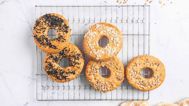 **Stek midt i ovnen i ca. 15-20 minutter.** Avkjøl på rist. Frys ned bagels som ikke skal spises samme dag.