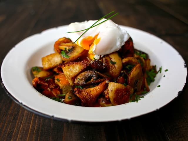 Soppsalat med posjert egg