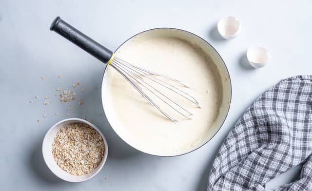 **Vaffelrøre:** Riv gulrøttene på et rivjern. Pisk sammen egg og melk. Tilsett resten av ingrediensene og pisk godt slik at alt er god blandet uten klumper.