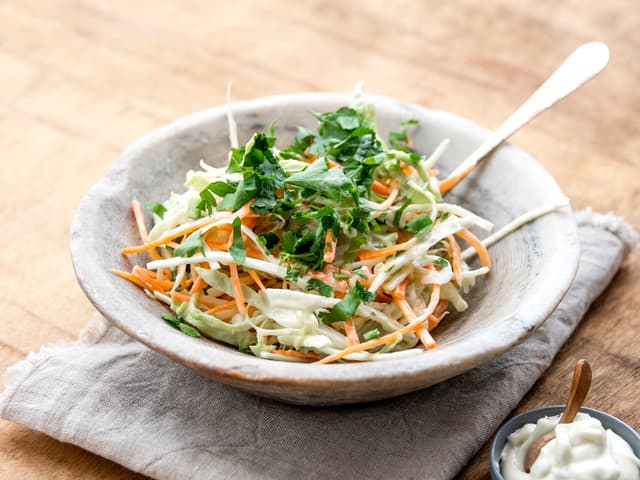**Coleslaw:** Strimle kål og gulrøtter. Bland i salt og la stå ca. 30 minutter. Klem ut væsken og legg i en skål. Riv eple grovt og legg i skålen. Tilsett majones og smak til med salt og pepper.