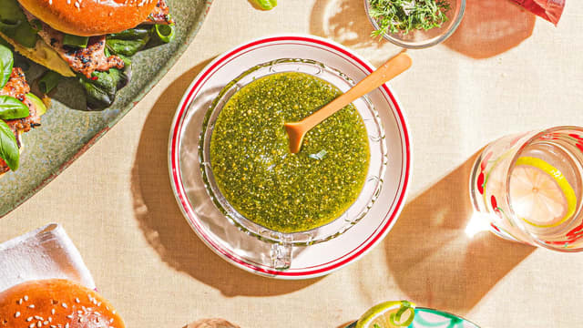 Smak til pestoen med sitronsaft, salt og pepper.