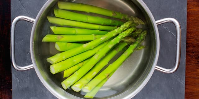 **Asparges med gravlaks:** Asparges dampes al dente og kan gjerne serveres lune. Rull gravlaks i skiver rundt ca. 4 asparges per person.