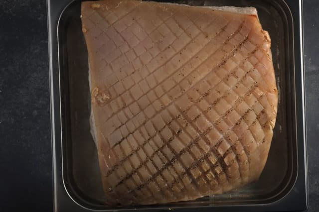 Forvarm ovnen til 230 grader. Sett langpannen midt i ovnen og damp i ca. 45 minutter. Nå "blåser" ribba seg litt opp og svoren spriker.