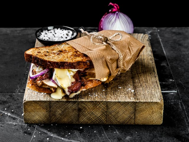 Ostesmørbrød med kylling, brie, soltørket tomat og bacon