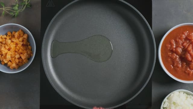 Ha oljen i en stekepanne. Hakk løken og stek den i 2-3 minutter. Brun kjøttdeigen sammen med løken i stekepannen, og strø på salt, pepper og paprikapulver.