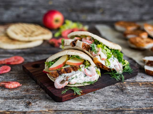 Fiskekaker i pita med aioli og reker