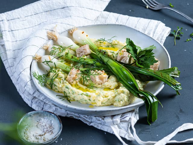 Grillet vårløk med potetkrem og surdeigsbrød