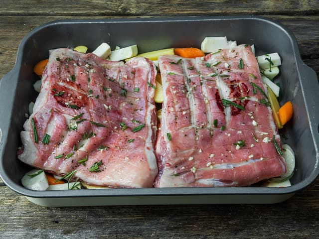 **Rotgrønnsaker:** Skrell og del grønnsakene i like store biter og legg dem i en ildfast form eller langpanne. Del potetene i båter og ha dem i formen.