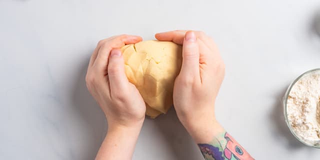 **Paibunn:** Rør smør og melis mykt i en kjøkkenmaskin. Tilsett de øvrige ingrediensene. Elt deigen sammen, pakk den inn i plastfilm, og sett den kjølig i ca. 30 minutter.