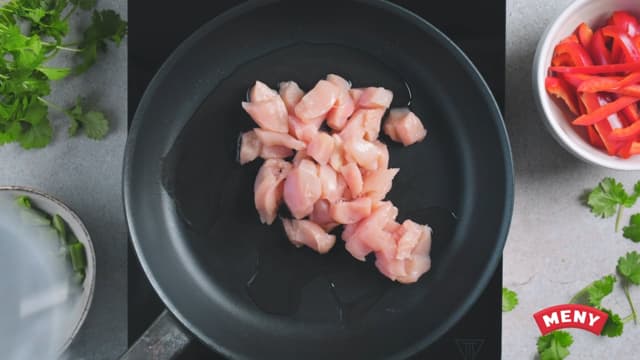 Skjær kyllingen i tynne strimler og stek i olje i en varm panne. Krydre med tacokrydder og bland godt. Kyllingen skal være gyllenbrun og akkurat gjennomstekt.