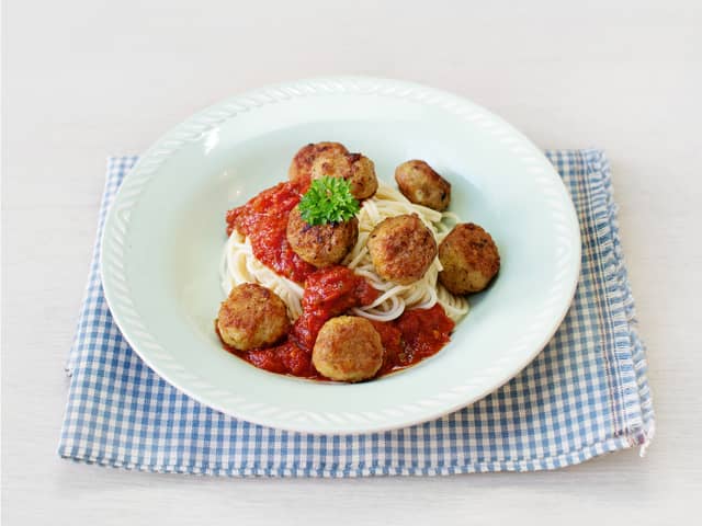 Spagetti med kylling- og parmesanboller