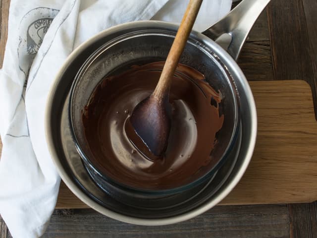 **Kakao:** Brekk kokesjokoladen i biter og ha i en kjele med litt av melken. La smelte på medium varme mens du rører.