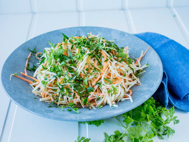 Knutekålslaw med yoghurtdressing