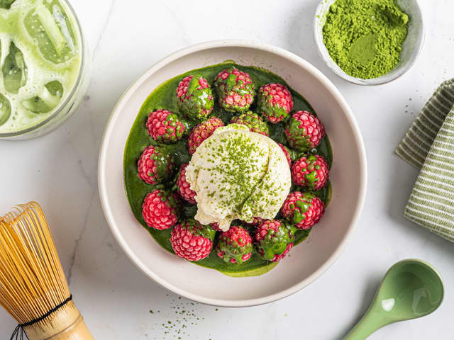 Iskrem med matcha og bringebær