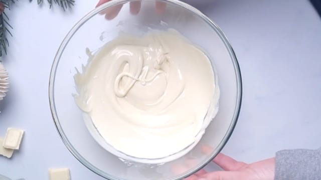 Smelt hvit sjokolade i en bolle i vannbad. Du  kan også smelte sjokoladen i mikrobølgeovn, men ikke ta for høy temperatur.
