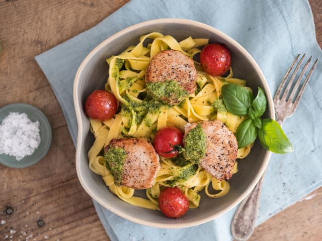 Server pastaen med svinefileten, pesto og cherrytomater.