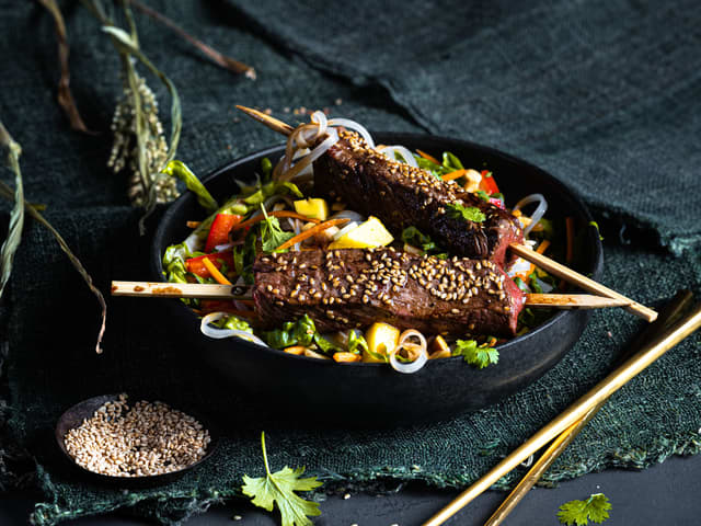 Asiatiske grillspyd med biff og nudelsalat