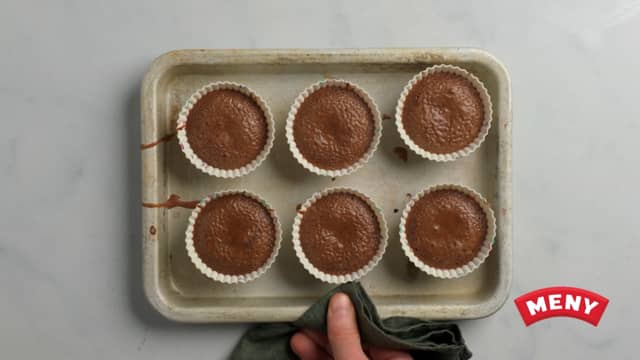 La fondantene hvile i ca. 5 minutter før du serverer dem. Da får fondantens «satt» seg litt, og er enklere å snu uten av sjokoladesausen renner ut.