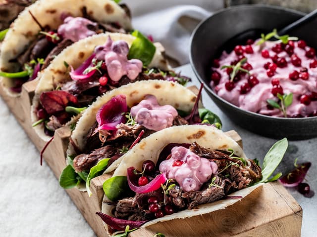 Fyll så potetlefsene med frisk feldtsalat, reinsdyrskank, syltet rødløk, og topp tacoen med en deilig tyttebærdressing.
