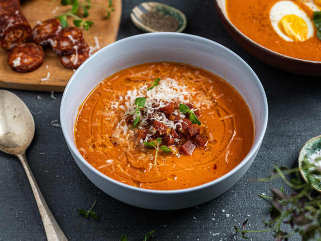 Topp suppen med kokt egg, frisk basilikum og ferdigkokt makaroni, eller med stekt chorizo, løk, revet parmesan og frisk oregano.