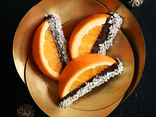 Appelsinbåter dyppet i sjokolade