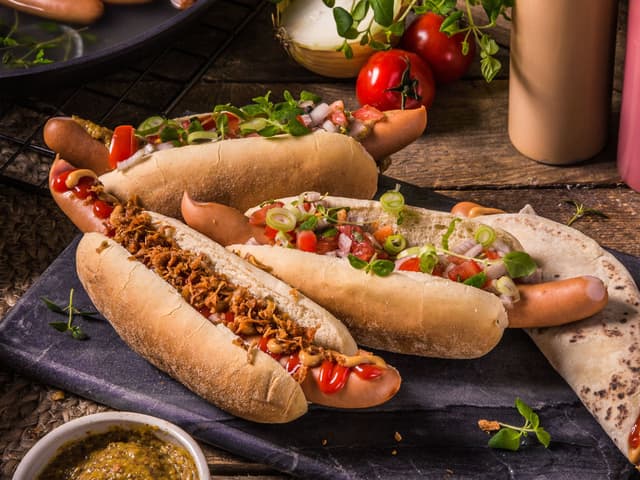 Wienerpølser i brød med godt tilbehør