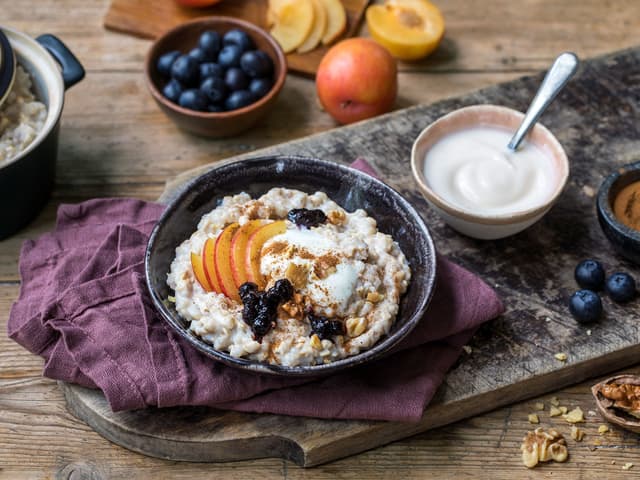 Hjemmelaget byggrynsgrøt toppet med yoghurt