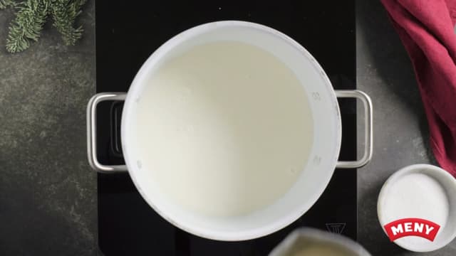Tilsett kremost og fløte og kok opp under omrøring. Krydre med salt, pepper og halvparten av gressløken.