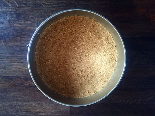 **Nøttebunn:** Blend kjeksene og peanøttene sammen med smøret i en kjøkkenmaskin. Trykk blandingen ut i en bakepapirkledd springform (24 cm), og sett kjølig mens du lager sjokolademoussen.