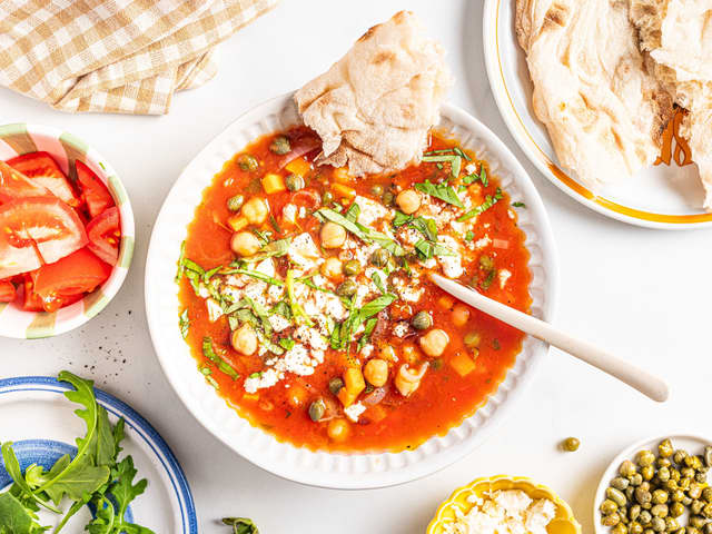 Hjemmelaget tomatsuppe med kikerter og feta