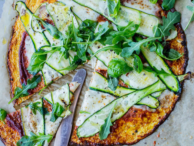 Blomkålpizza med mozzarella og squash