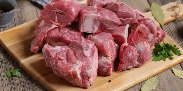 **Lammekjøtt:** Del kjøttet i passende stykker og skyll godt i kaldt vann. Legg i en kjele og dekk kjøttet med kaldt vann. Tilsett en god klype salt og la det koke opp. Skum vekk alle urenheter som legger seg på toppen.