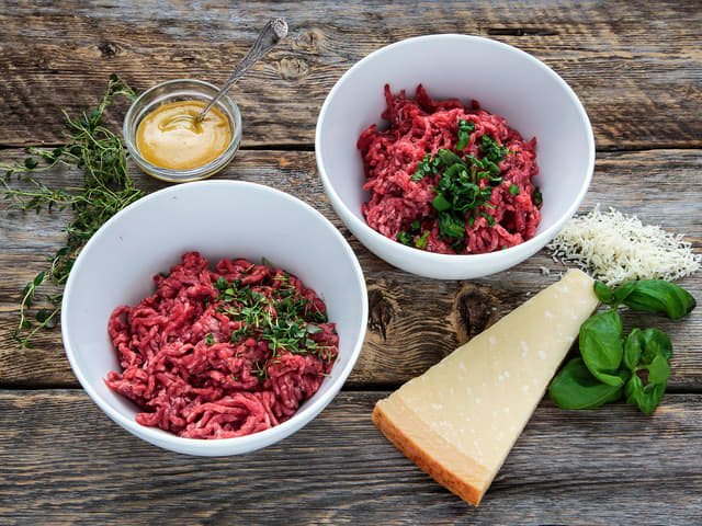 Fordel kjøttdeigen i to skåler, 250 g i hver.